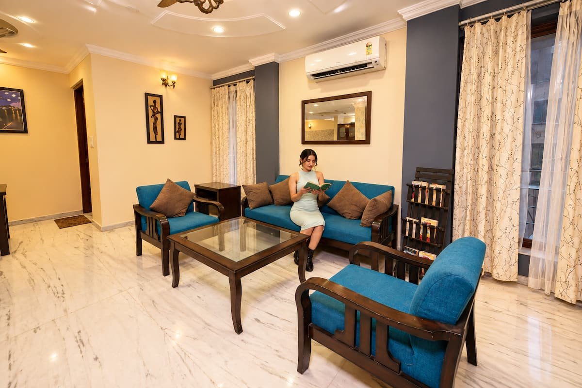 Sunrise Luxury Stays Elegant Living Room Lounge